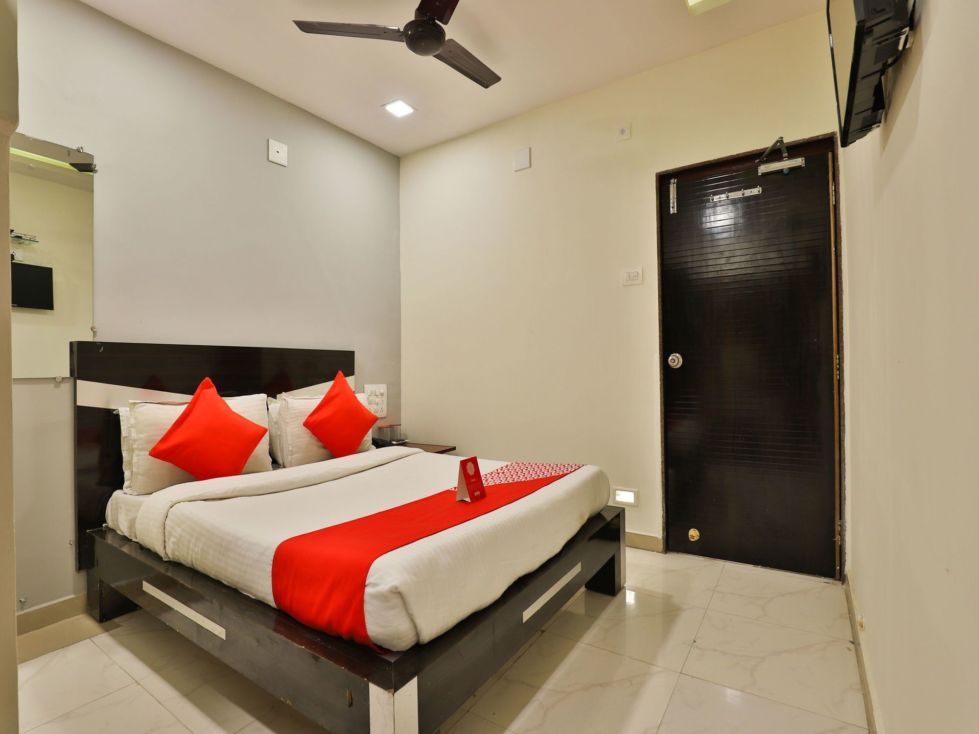 Oyo 13535 Aakash Hotel Ahmedabad Exterior photo